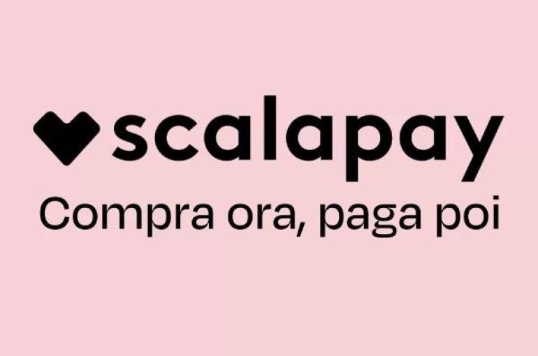 Logo Scalapay, sfondo rosa, messaggio: acquista ora, paga più tardi.